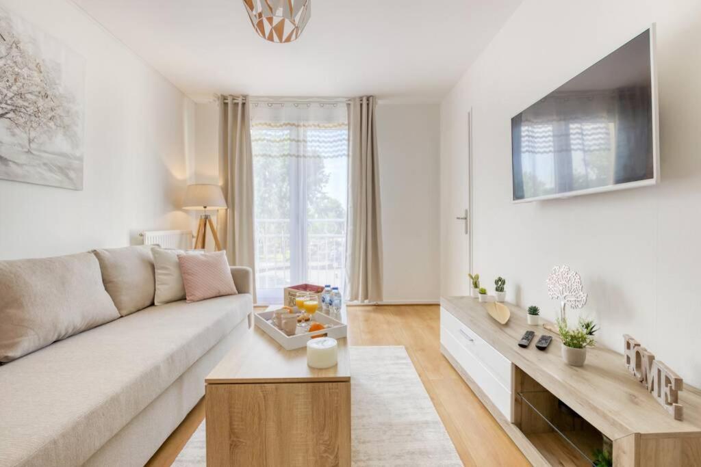 L'Elysee - Easy Check-In - Arrivee Autonome - Place Parking Privative - T2 Surequipe - Wifi - Netflix Apartment Courcouronnes Exterior photo